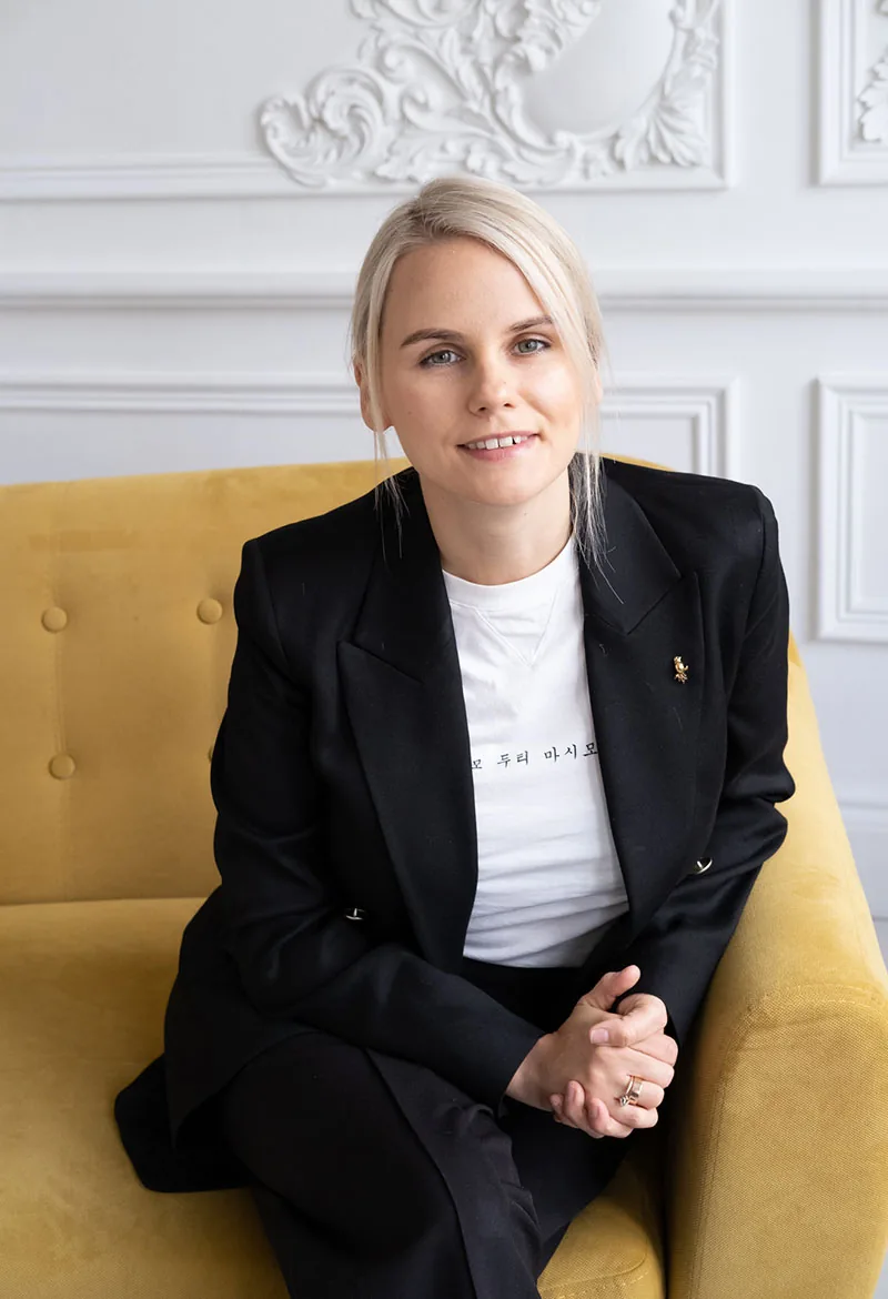 Olga Ugrymova dans une cuisine chez elle