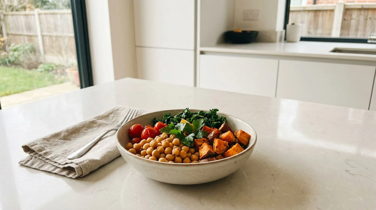Bol avec pois chiches, patate douce, légumes verts et tomates