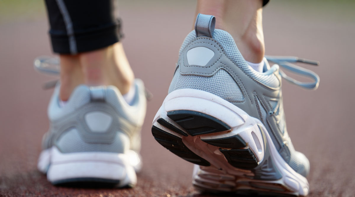 Chaussures de course sur une piste pour illustrer la récupération après le sport