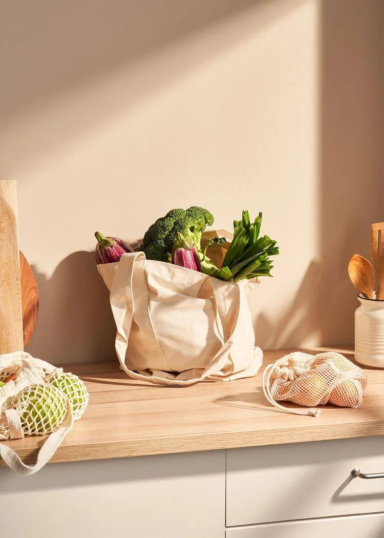 Couverture du guide des aliments de saison du mois d’août par Olga Ugrymova
